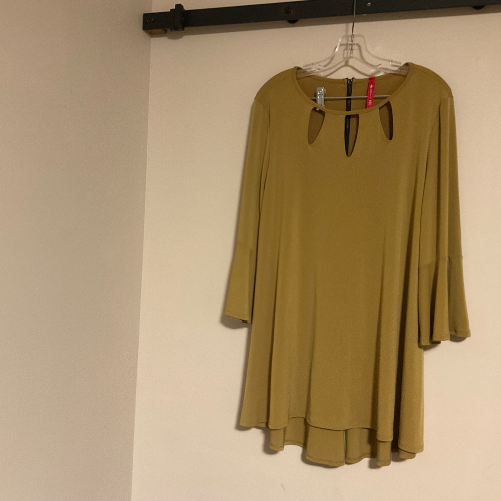 Beautiful chartreuse tunic in size XL by IC Connie